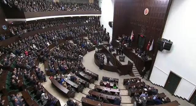 Cumhurbaşkanı Erdoğan, Mehmet Ali Çelebi'ye rozetini bizzat taktı! Sözleri salonu coşturdu