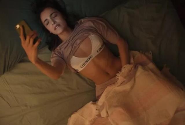 Dünyayla Benim Aramda'daki sahneleriyle gündem olan Hafsanur Sancaktutan, iç çamaşırsız pozlarını paylaştı