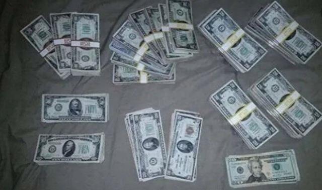 Evinin tadilatı sırasında şans eseri buldu, çantanın içinden çıkanları milyonlarca kişi izledi