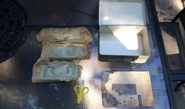 Evinin tadilatı sırasında şans eseri buldu, çantanın içinden çıkanları milyonlarca kişi izledi