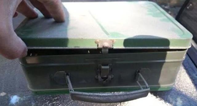 Evinin tadilatı sırasında şans eseri buldu, çantanın içinden çıkanları milyonlarca kişi izledi