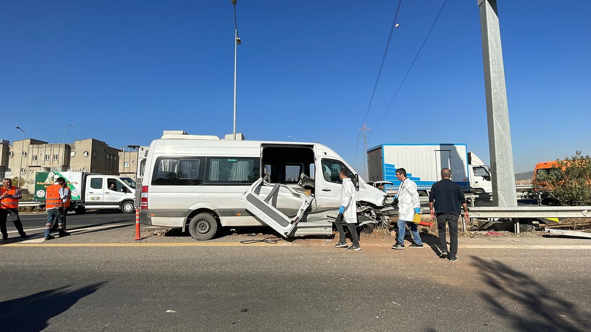 Gaziantep gündem haberi... Gaziantep'te bariyere çarpan işçi servisindeki 1 kişi öldü, 5 kişi yaralandı