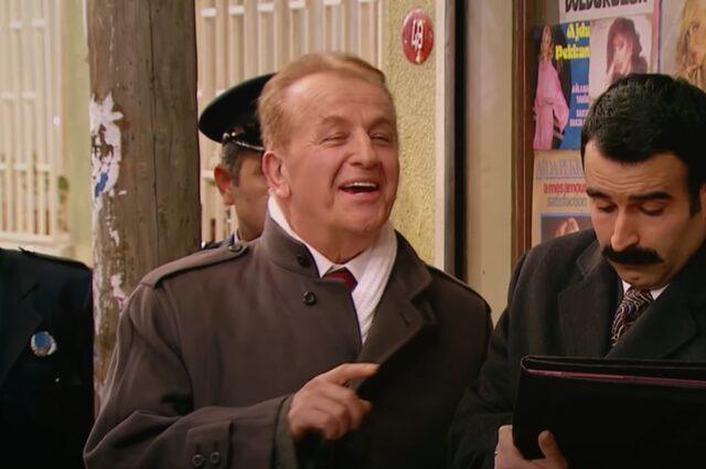 Hababam Sınıfı'nın müdürünün oğlu da ünlü çıktı! Meğer Seksenler dizisinin yıldızıymış Hababam Sınıfı'nın müdürünün oğlu da ünlü çıktı! Meğer Seksenler dizisinin yıldızıymış