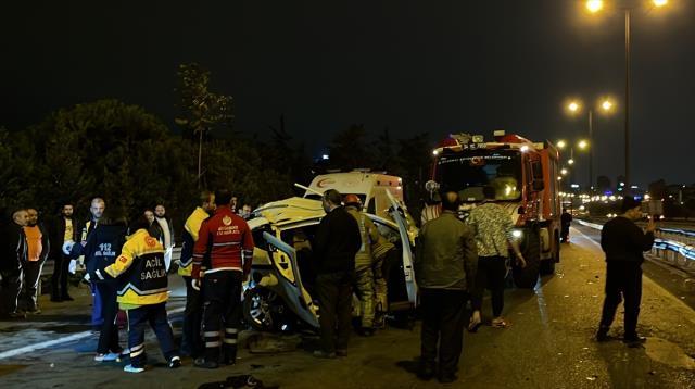 İstanbul'un göbeğinde korkunç kaza! Hurdaya dönen aracın sürücüsü öldü, kamyoneti kullanan şahıs kaçtı