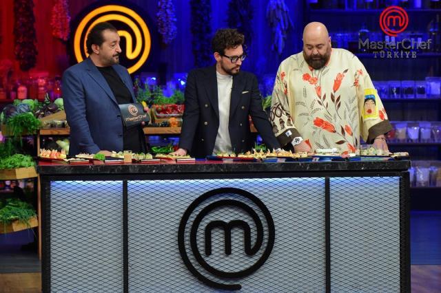 Perde kumaşından gömlek giyen Somer Sivrioğlu, alay konusu oldu