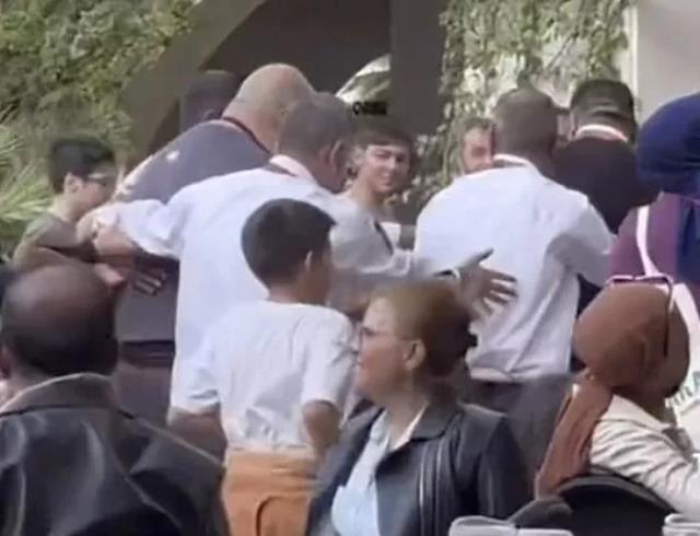 Perde kumaşından gömlek giyen Somer Sivrioğlu, alay konusu oldu