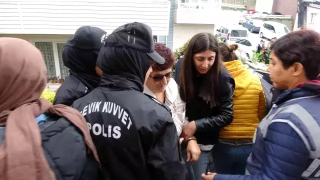 Polis yıkıma engel olmak isteyen vatandaşı el öperek ikna etti