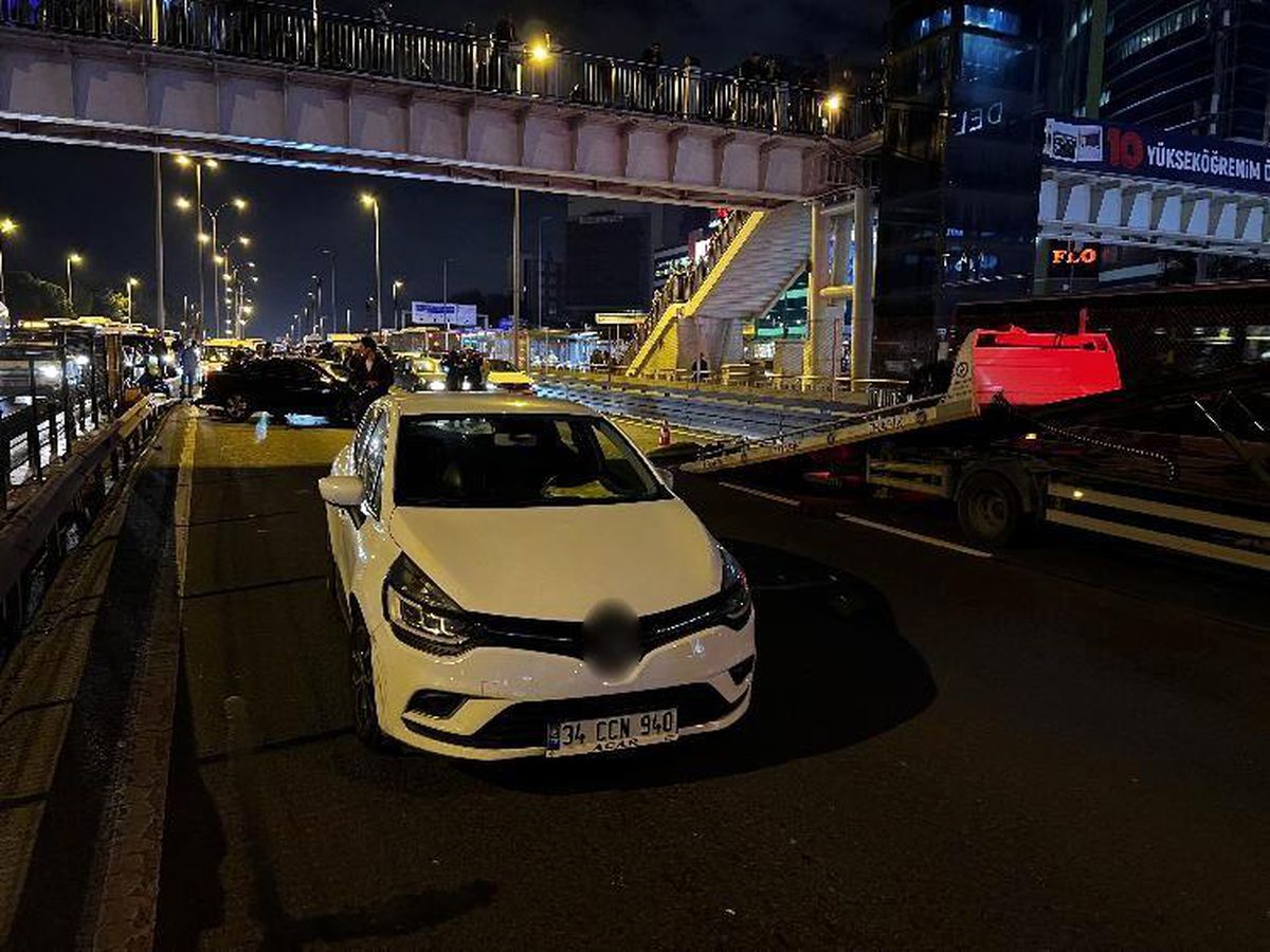 Makas atarken 2 aracın arasından geçmeye çalıştı! Sonu herkes için kötü bitti