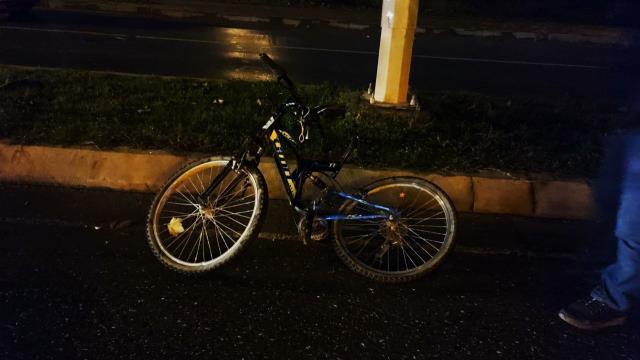 Bisikletiyle yolun karşısına geçmek isteyen 12 yaşındaki çocuğa otomobil böyle çarptı