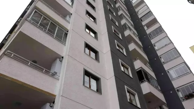 Genç adam, eski karısıyla ilişkiye yaşayan şahıs tarafından evde bıçaklandı