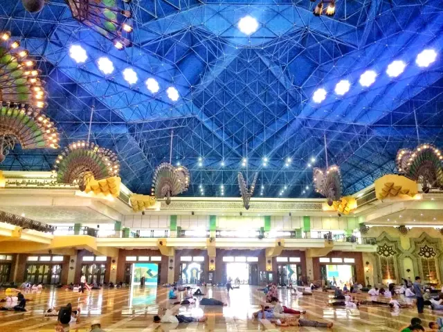 Endonezya'da dev cami kubbesi yandıktan sonra çöktü Endonezya'da dev cami kubbesi yandıktan sonra çöktü