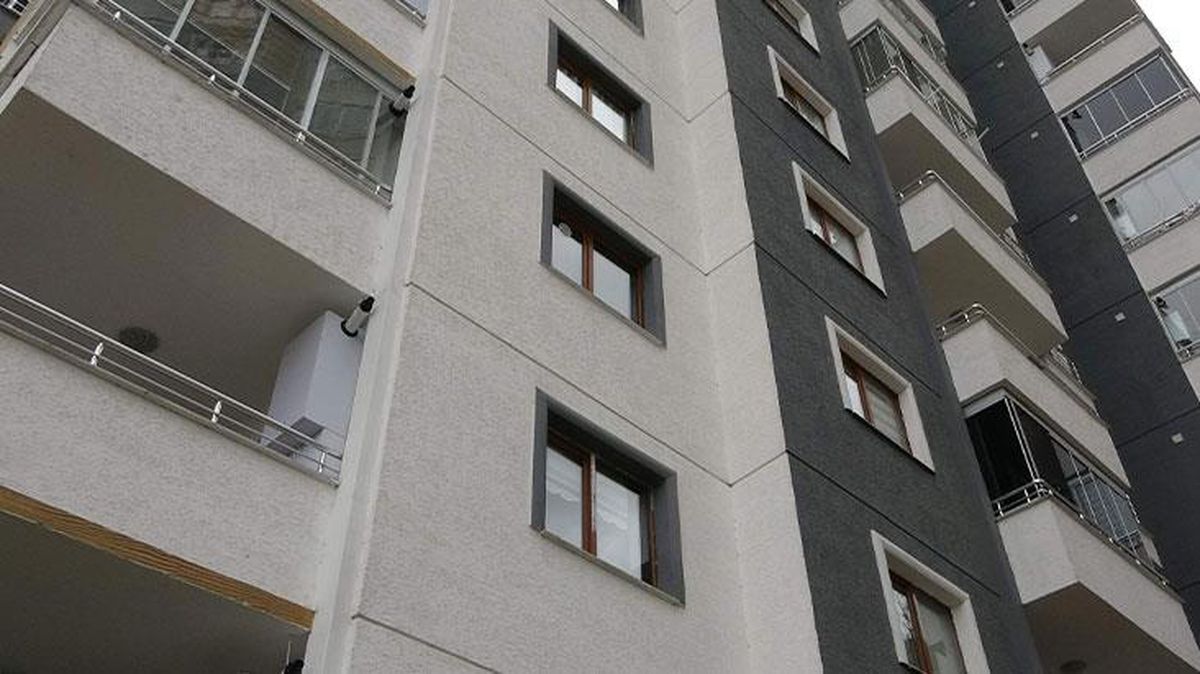 Genç adam, eski karısıyla ilişki yaşayan şahıs tarafından evde bıçaklandı
