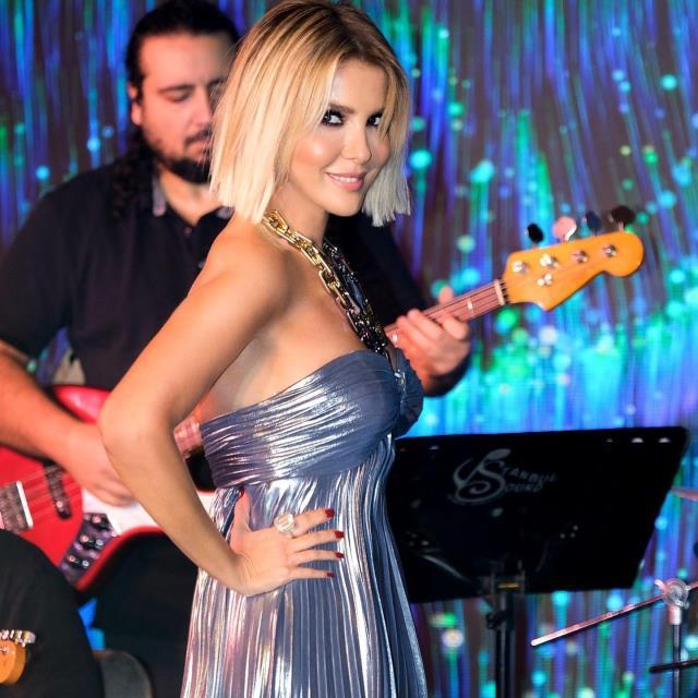 İmaj değiştiren Gülben Ergen, saçlarını kısacık kestirdi