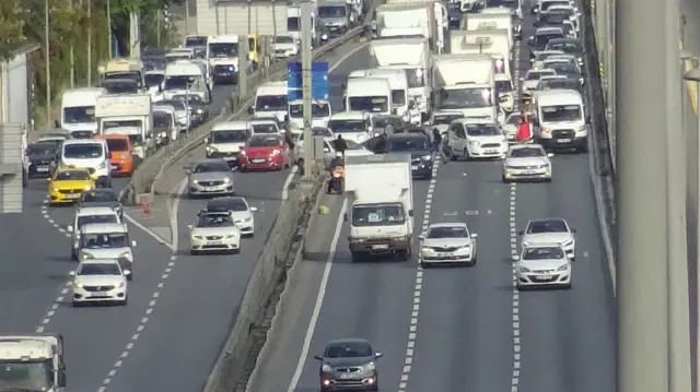 Son dakika: E-5 Karayolu Beylikdüzü istikametinde minibüse çarpan otomobil takla attı! Yol tamamen trafiğe kapandı