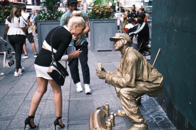 Tamı tamına 5 milyon dolar dağıttılar! Times meydanında hediye yağmuru Tamı tamına 5 milyon dolar dağıttılar! Times meydanında hediye yağmuru