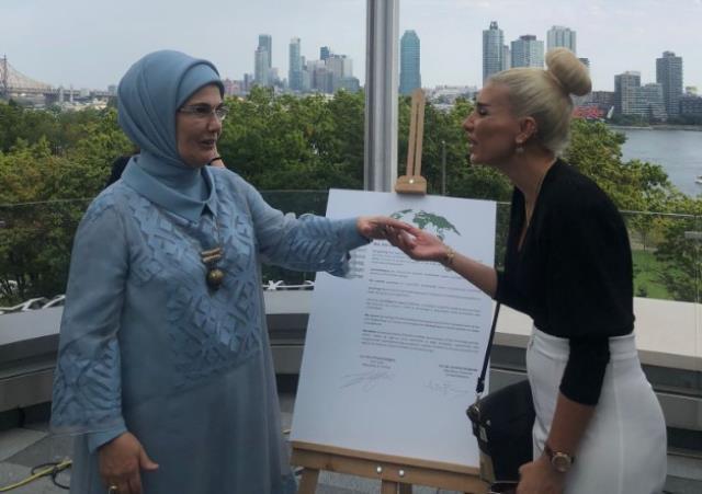 Tamı tamına 5 milyon dolar dağıttılar! Times Meydanı'nda hediye yağmuru Tamı tamına 5 milyon dolar dağıttılar! Times Meydanı'nda hediye yağmuru