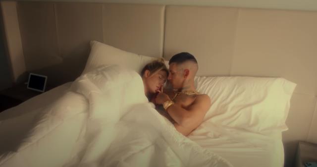 Yer yerinden oynadı! Icardi'nin eşi Wanda Nara, ünlü rapçiyle çırılçıplak yatağa girdi