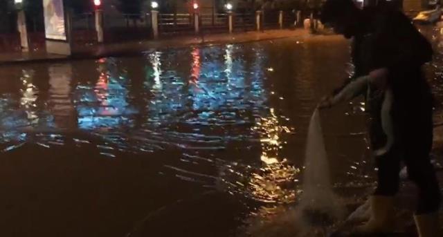 Akıllara durgunluk veren anlar! Sağanak yağış sonrası selin vurduğu caddeye ağ attı