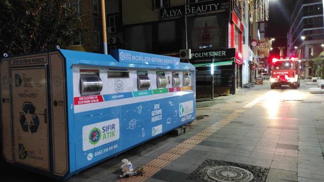 Çığlıklarına koştular! Geri dönüşüm kutusunda mahsur kalan çocuğu ekipler kurtardı Çığlıklarına koştular! Geri dönüşüm kutusunda mahsur kalan çocuğu ekipler kurtardı