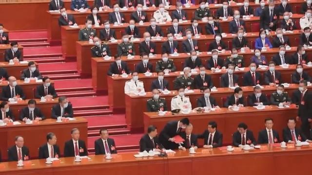 Çin'in eski lideri, kongre sırasında salondan çıkarıldı! Kollarından tutup kaldırdılar
