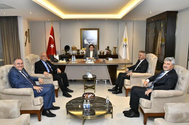 Eski AK Partili milletvekili Talip Kaban, İYİ Parti'ye katıldı! Rozetini bizzat Akşener taktı Eski AK Partili milletvekili Talip Kaban, İYİ Parti'ye katıldı! Rozetini bizzat Akşener taktı