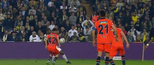 Fenerbahçe-Başkaşehir maçındaki pozisyon kıyameti kopardı: Bunu da GS TV'de yayınlayın Fenerbahçe-Başkaşehir maçındaki pozisyon kıyameti kopardı: Bunu da GS TV'de yayınlayın