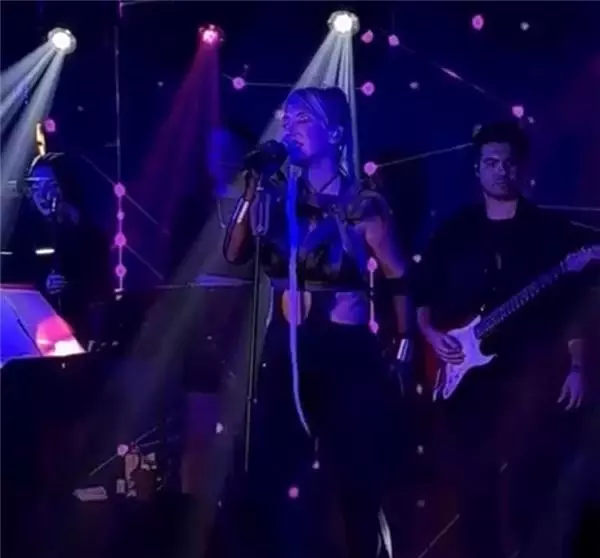 Hande Yenerken sahnede bir anda bayıldı, binlerce hayranının yüreği ağzına geldi