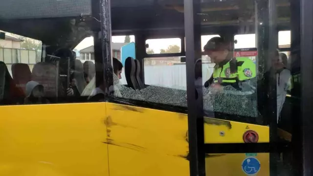 Otobüs camı yüzünde patladı! Şoka giren genç kız oturduğu yerden kalkamadı