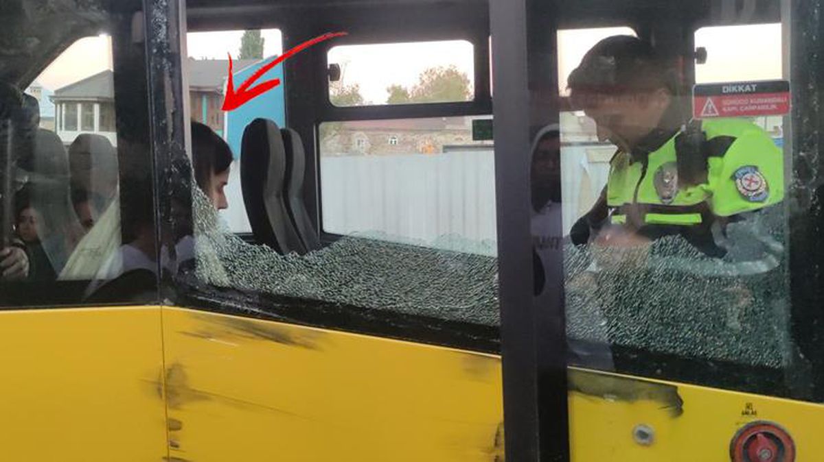 Otobüs camı yüzünde patladı! Şoka giren genç kız oturduğu yerden kalkamadı