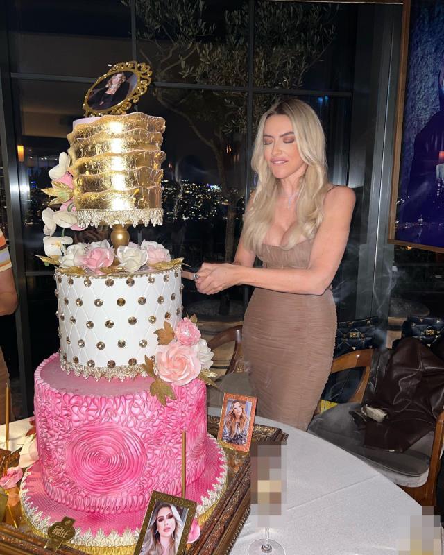 37 yaşına giren Hadise'den derin dekolteli doğum günü pozu: Efsane bir kadınım