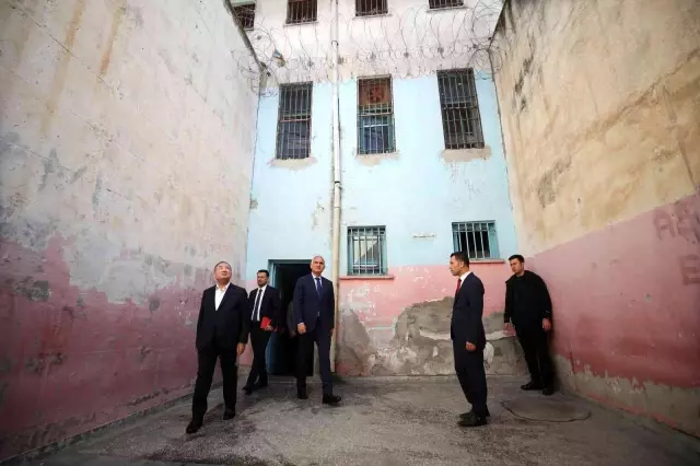 Diyarbakır politika haberleri: Adalet Bakanı Bozdağ, Diyarbakır Cezaevi'ne kilit vurdu Diyarbakır politika haberleri: Adalet Bakanı Bozdağ, Diyarbakır Cezaevi'ne kilit vurdu