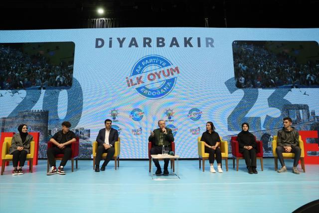 Cumhurbaşkanı Erdoğan'ın Diyarbakır'da gençlerle buluşmasında kimsenin fark etmediği detay! Adeta rakiplerine mesaj gönderdi