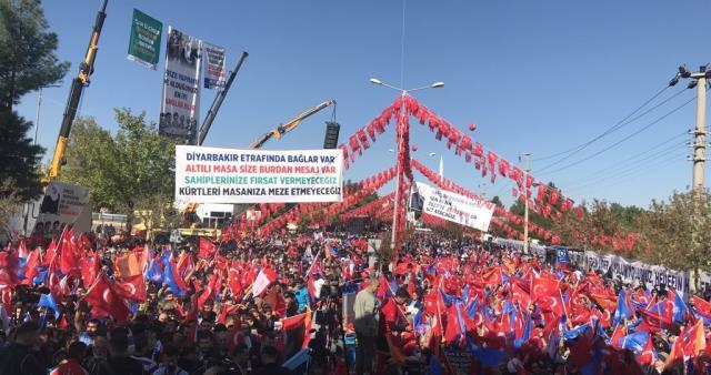 Diyarbakır'daki toplu açılış törenine damga vurdu! Erdoğan alanda yükselen pankarta büyük ilgi gösterdi