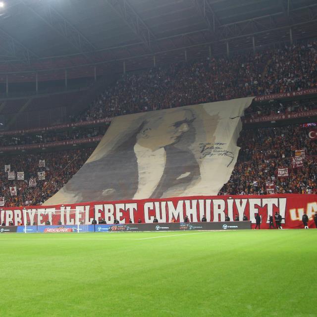 Galatasaray tribünlerinden Cumhuriyetimizin 100. yılı için tüyleri diken diken eden koreografi