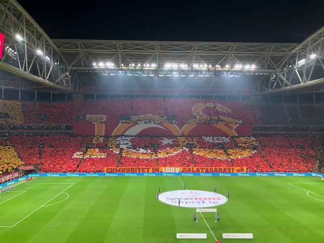Galatasaray tribünlerinden Cumhuriyetimizin 100. yılı için tüyleri diken diken eden koreografi