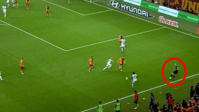 Herkes Galatasaray'ın maçı oynanırken yan hakemin sahaya girip yaptığı hareketi konuşuyor Herkes Galatasaray'ın maçı oynanırken yan hakemin sahaya girip yaptığı hareketi konuşuyor