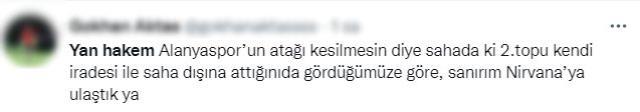Herkes Galatasaray'ın maçı oynanırken yan hakemin sahaya girip yaptığı hareketi konuşuyor Herkes Galatasaray'ın maçı oynanırken yan hakemin sahaya girip yaptığı hareketi konuşuyor