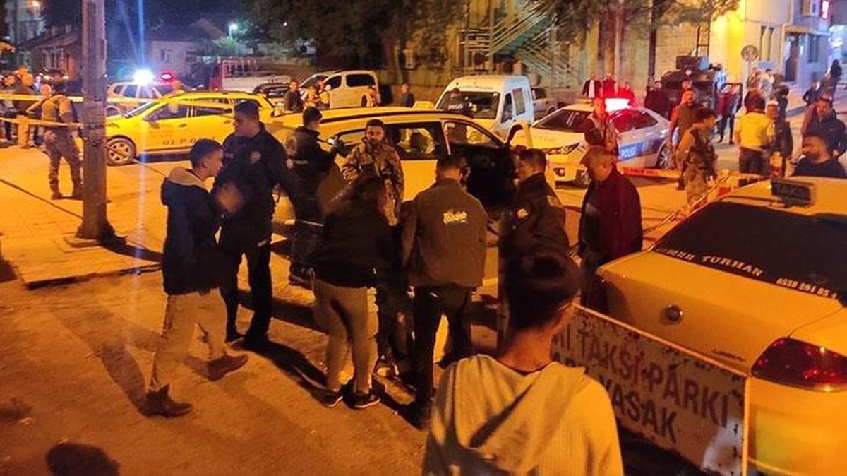 Taksi şoförü, aracında boğazından defalarca bıçaklanarak öldürüldü