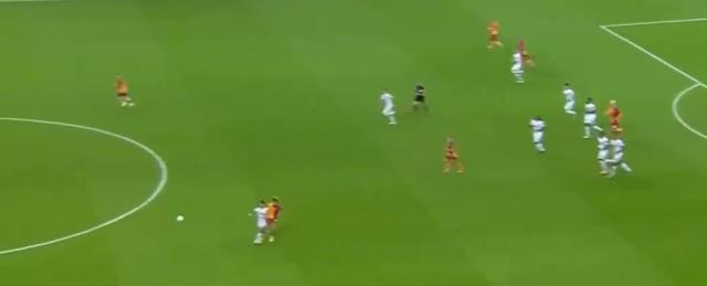 Türkiye, Galatasaray-Alanyaspor maçındaki kırmızı kart pozisyonunu konuşuyor! Tepkiler çığ gibi