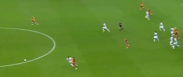 Türkiye, Galatasaray-Alanyaspor maçındaki kırmızı kart pozisyonunu konuşuyor! Tepkiler çığ gibi