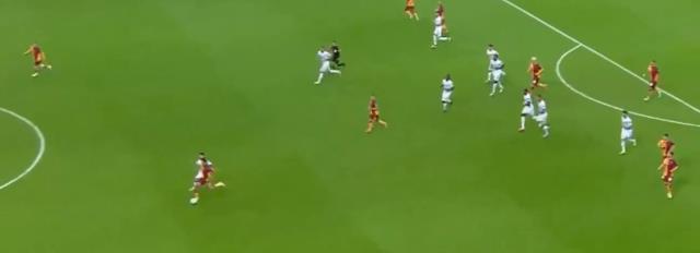Türkiye, Galatasaray-Alanyaspor maçındaki kırmızı kart pozisyonunu konuşuyor! Tepkiler çığ gibi