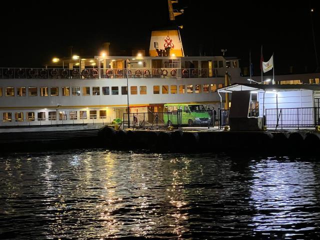 Adalar vapurunda bir polis intihar etti, seken kurşun ile çocuk yaralandı