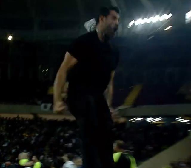 Beşiktaş'ı yıkan gol Volkan Demirel'i kendinden geçirdi! Herkes sevinirken yaptıklarını konuşuyor Beşiktaş'ı yıkan gol Volkan Demirel'i kendinden geçirdi! Herkes sevinirken yaptıklarını konuşuyor