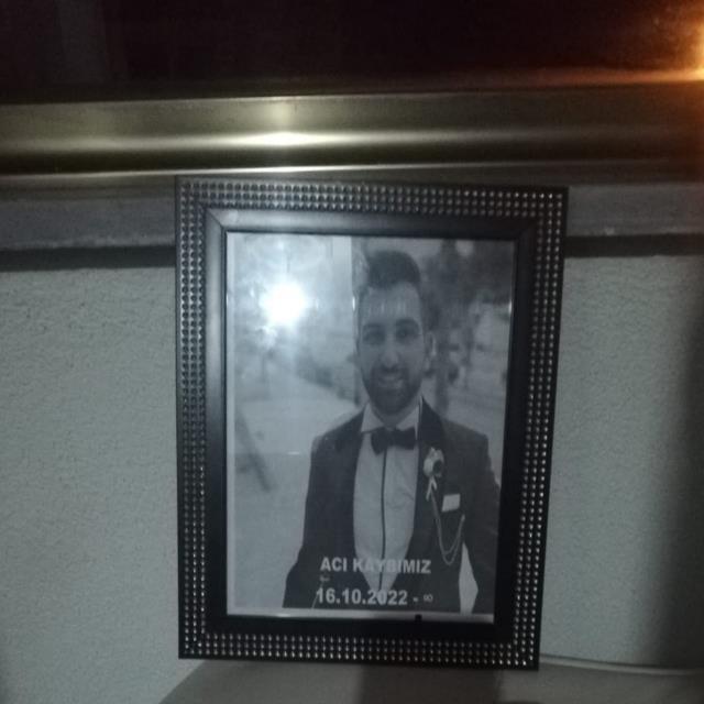 Düğünde damada şok edici sürpriz! Arkadaşlarının getirdiği çelenkte yazan şaşırttı