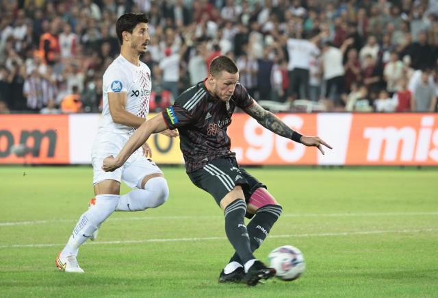 Kara Kartal'a zirve yolunda ağır darbe! Beşiktaş, Hatay deplasmanında son dakikalarda yıkıldı Kara Kartal'a zirve yolunda ağır darbe! Beşiktaş, Hatay deplasmanında son dakikalarda yıkıldı