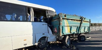 Son dakika haberleri | Kütahya'da işçi servisi traktöre çarptı: 20 yaralı (2)