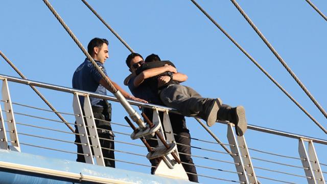 Üst geçit üzerinde intihar teşebbüsü polisin kollarında son buldu