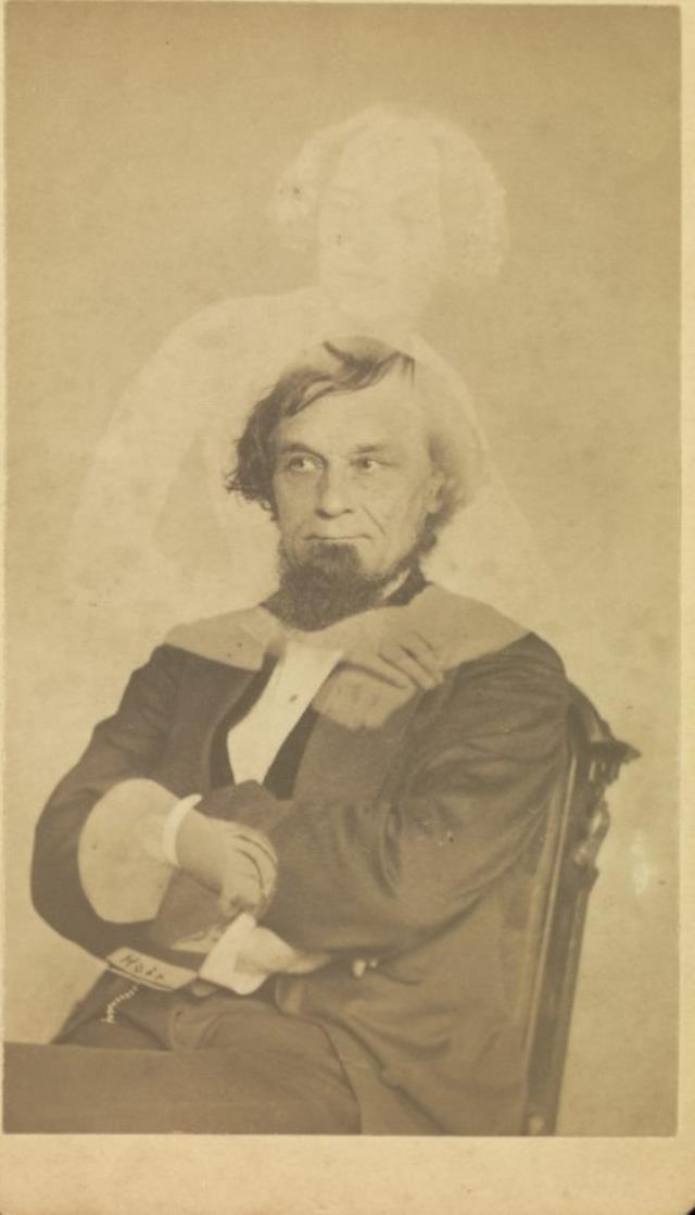 Yakınları ölenler ona koşuyordu! Ruhların fotoğrafını çeken fotoğrafçı, atladığı bir detaydan dolayı herkese rezil oldu