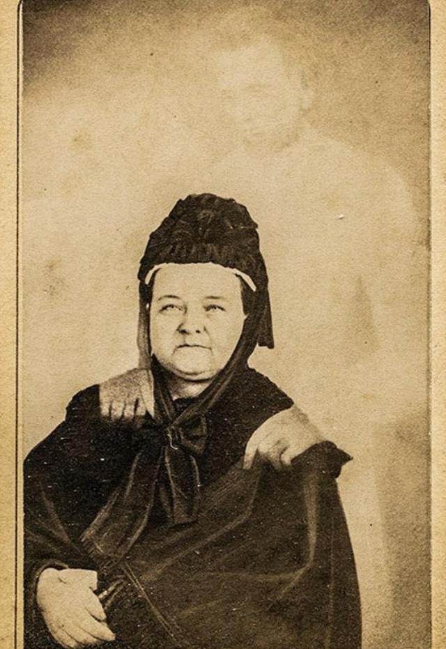 Yakınları ölenler ona koşuyordu! Ruhların fotoğrafını çeken fotoğrafçı, atladığı bir detaydan dolayı herkese rezil oldu