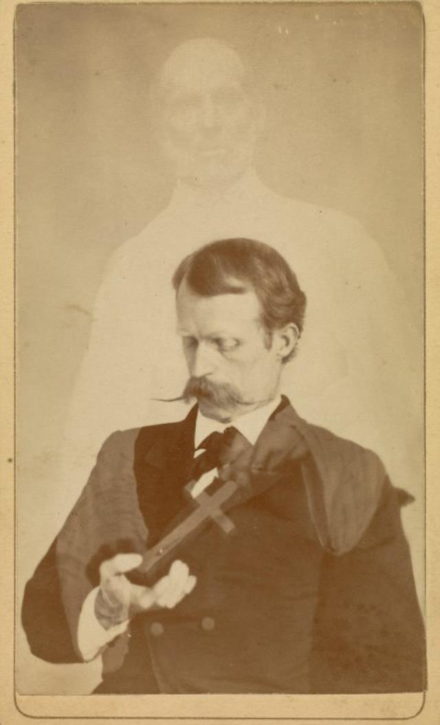 Yakınları ölenler ona koşuyordu! Ruhların fotoğrafını çeken fotoğrafçı, atladığı bir detaydan dolayı herkese rezil oldu